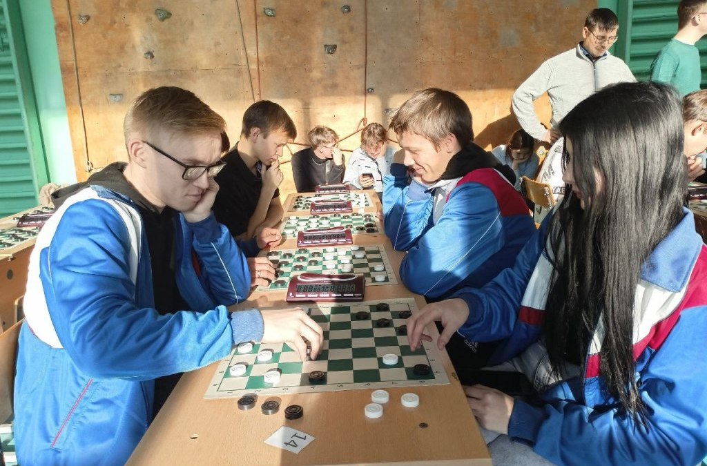 Более 130 студентов колледжей и техникумов стали участниками командного первенства по русским шашкам