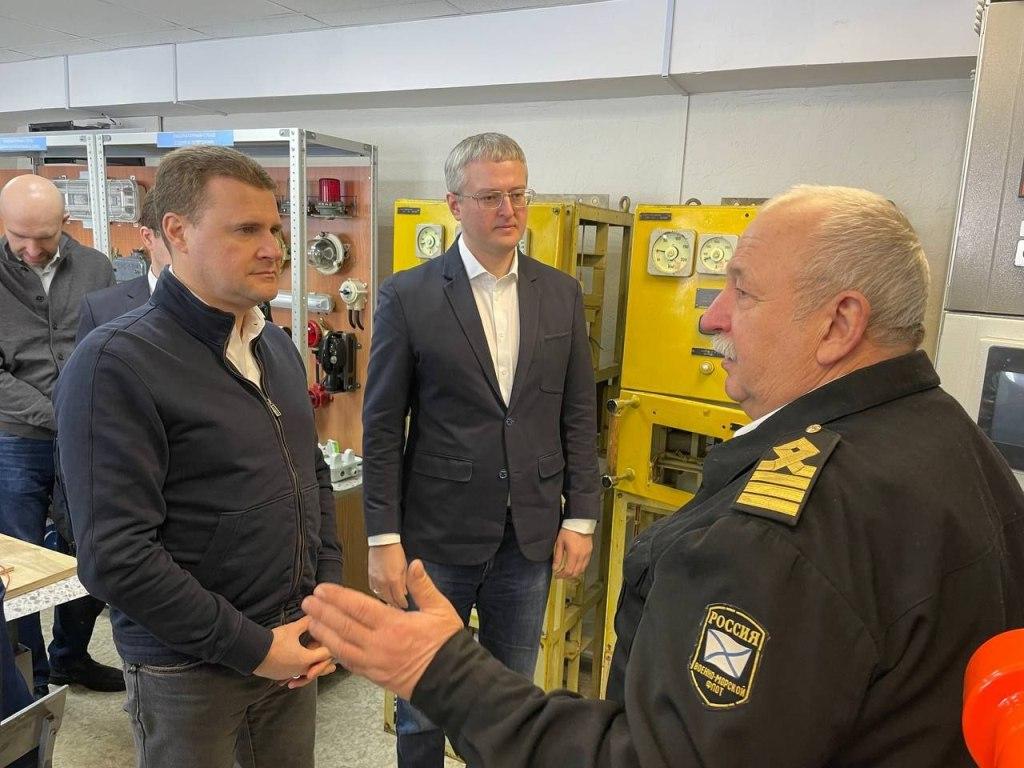 Владимир Солодов и Алексей Чекунков посетили камчатский морской энергетический техникум