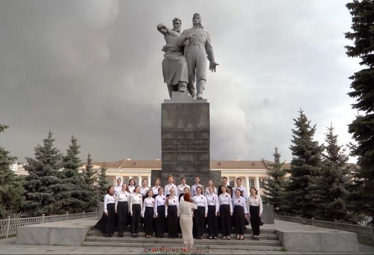 Студенты Свердловского педагогического колледжа исполнили песню «От героев былых времен» в хоровой акции «Вечный огонь»
