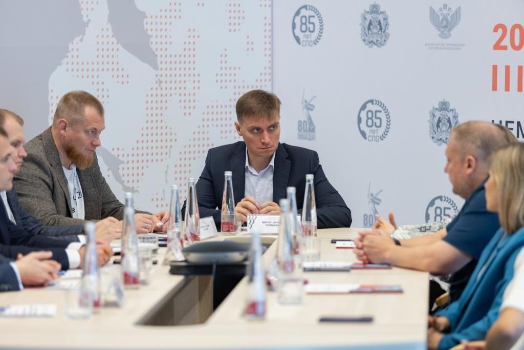 В Великом Новгороде обсудили влияние ИИ на трансформацию профессий и систему образования