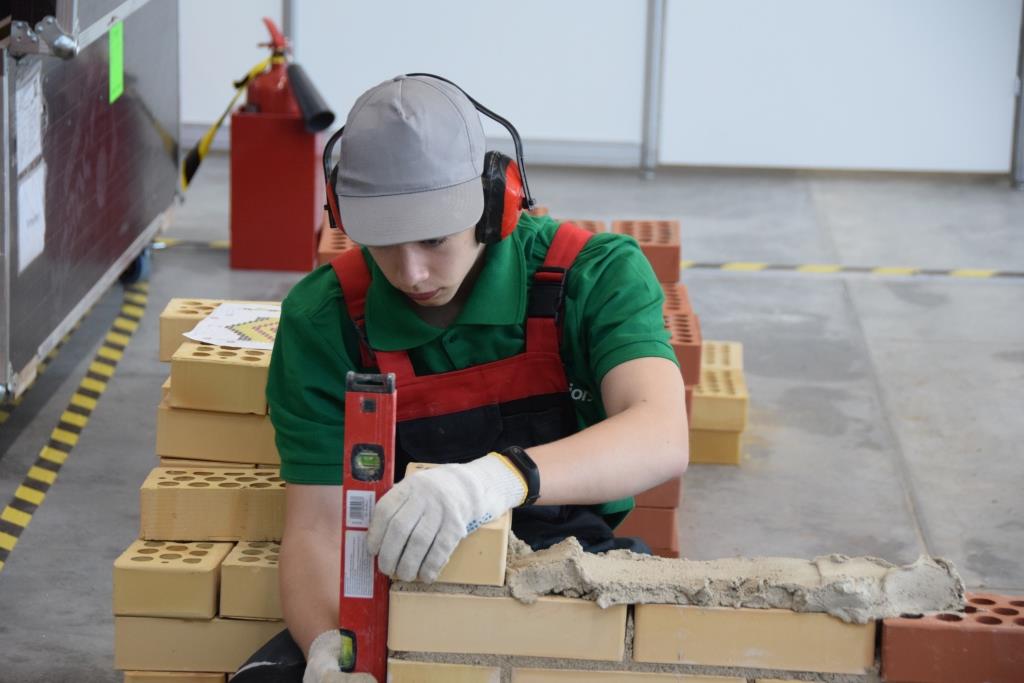 Школьники не сдавшие ГИА смогут получить рабочую профессию бесплатно