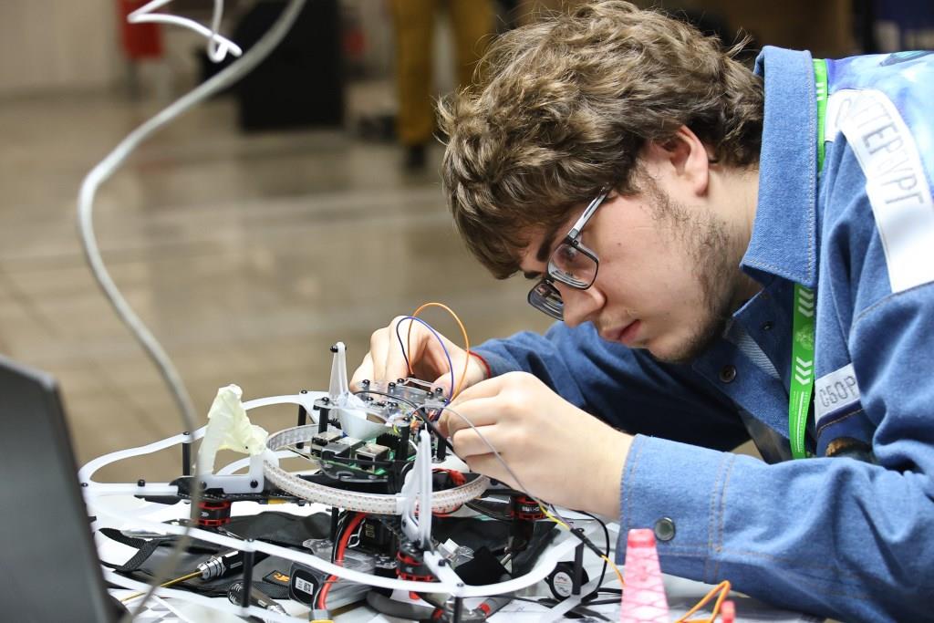 Шоу дронов прошло на финале чемпионата «Профессионалы» в Санкт-Петербурге