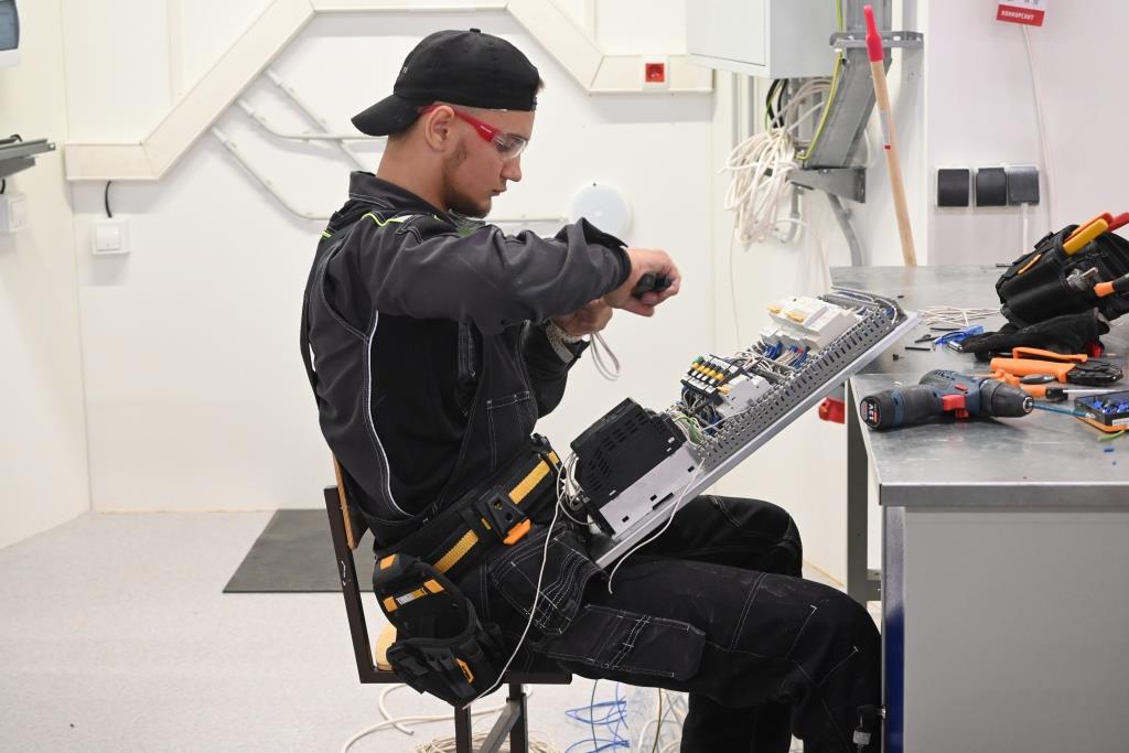 Эксперимент по сокращению количества экзаменов в колледжи для получения востребованных рабочих специальностей будет продолжен