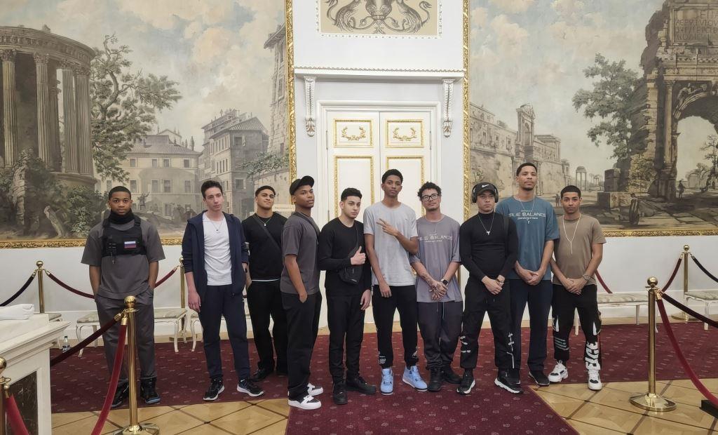 Кубинские студенты знакомятся с петербургской культурой