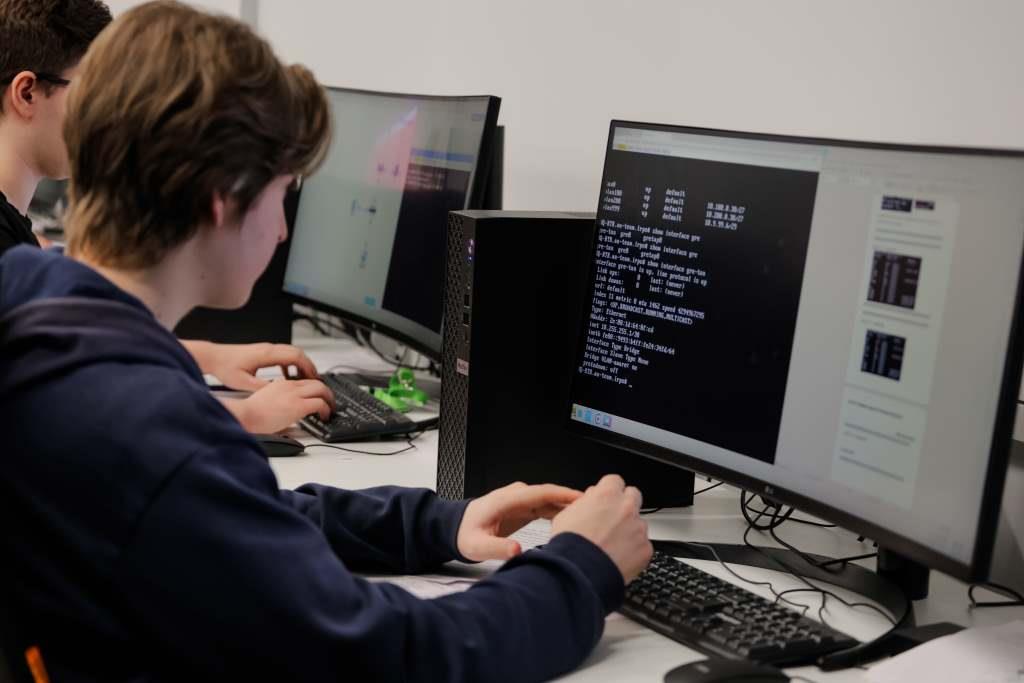 Кликните для увеличения изображения От студента до специалиста КИИ: соревнования чемпионата «Московские Профессионалы» прошли на ОС «Альт»