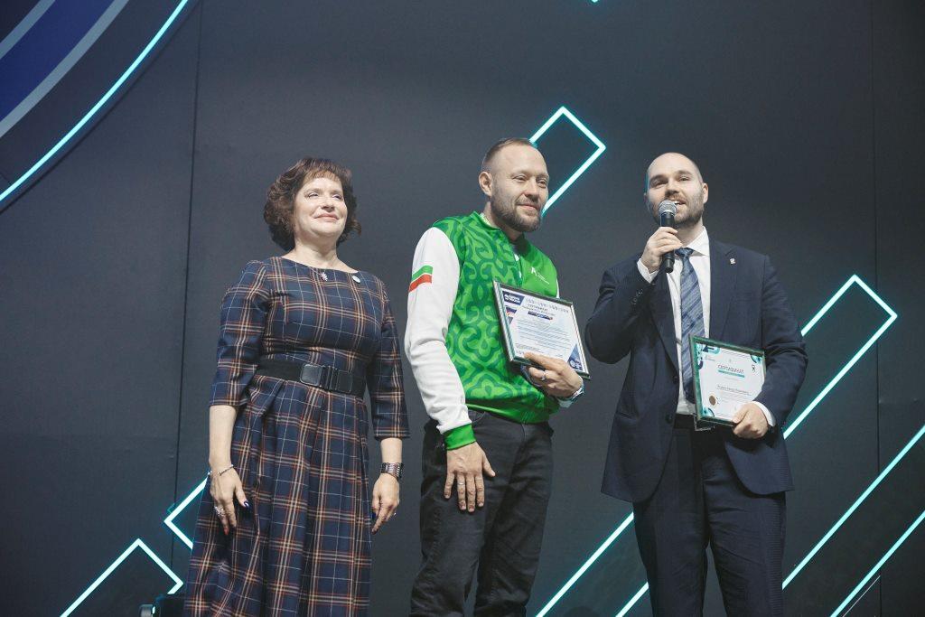 Победителю финала чемпионата по профмастерству среди участников СВО «Абилимпикс» 2025 вручен специальный приз за наивысший результат