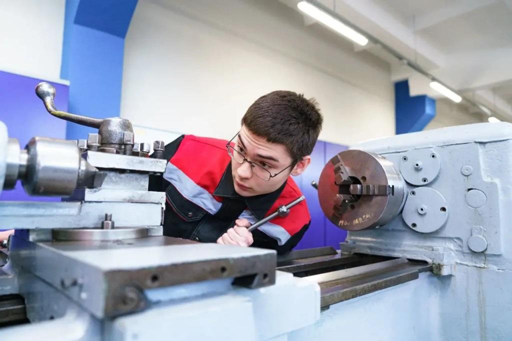 Дмитрий Чернышенко: В колледжи и техникумы подано уже более 3,2 миллиона заявлений – примерно на 500 тысяч больше, чем за аналогичный период