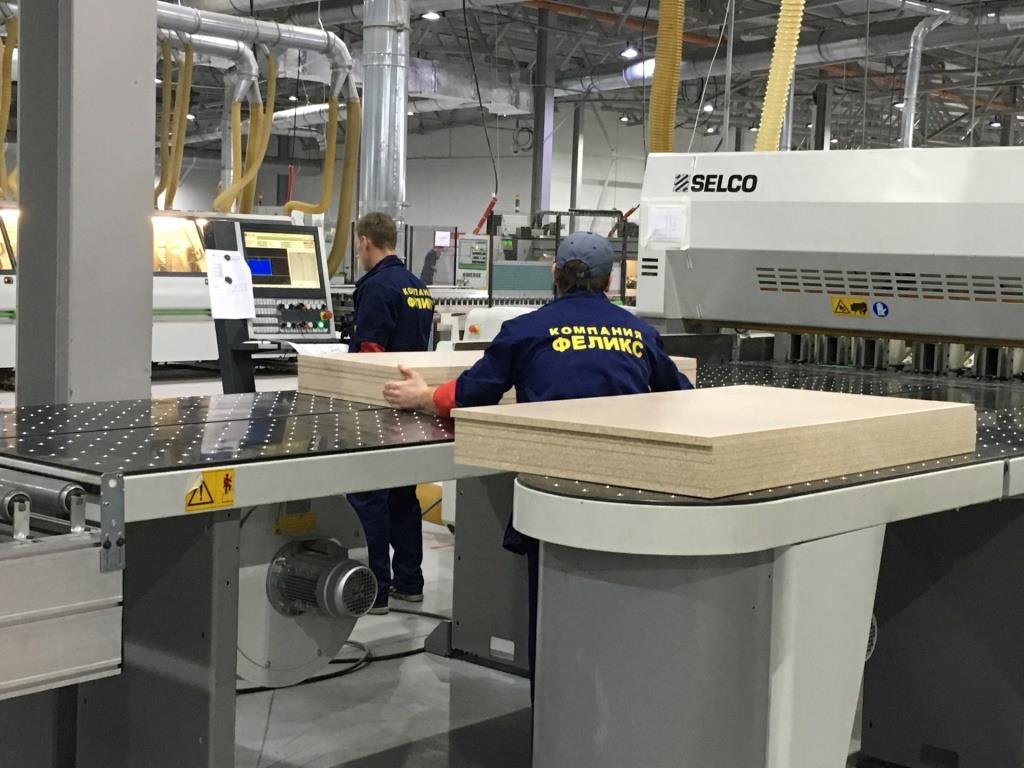 Путь в профессию: старшеклассников в Торопце познакомили со специальностями мебельного производства