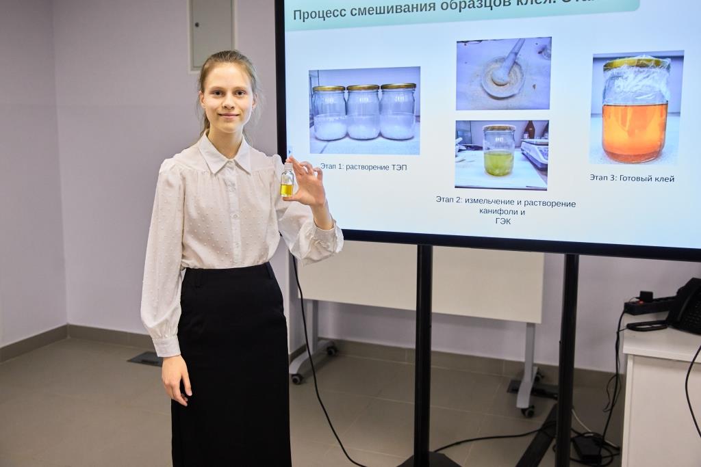 Школьница из Технопарка РТУ МИРЭА создала клей для обувной промышленности Школьница из Технопарка РТУ МИРЭА создала клей для обувной промышленности